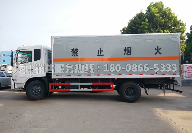 东风天锦6米5易燃液体厢式运输车