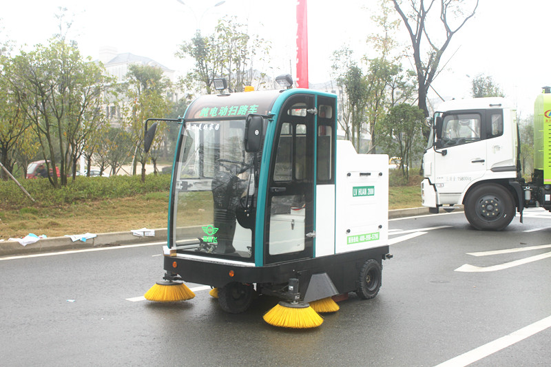 电动扫路车