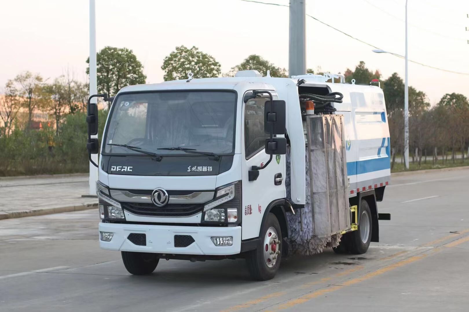 东风多利卡护栏清洗车