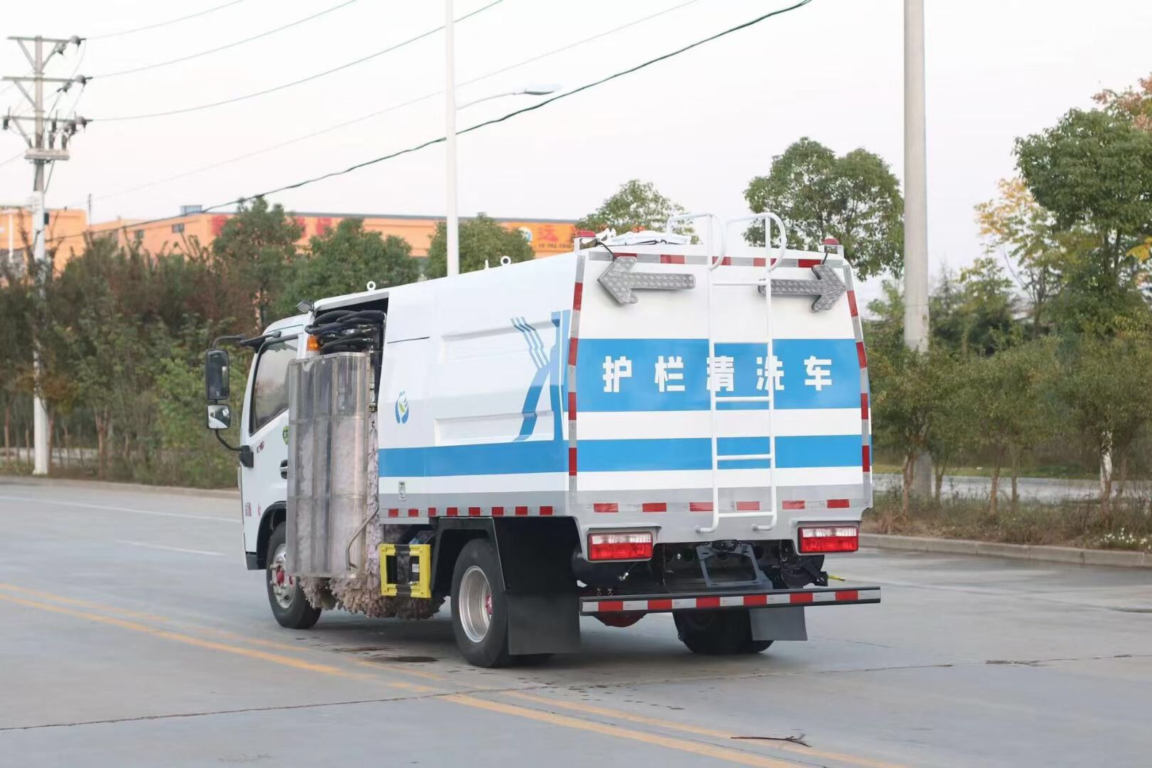 东风多利卡护栏清洗车