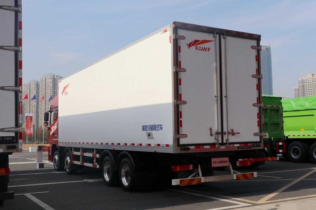 解放JH6冷藏车9.6米
