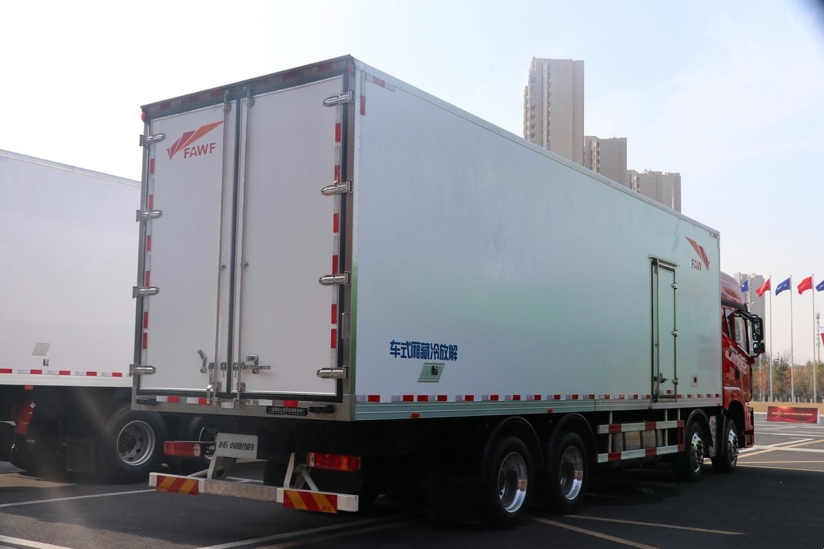 解放JH6冷藏车9.6米