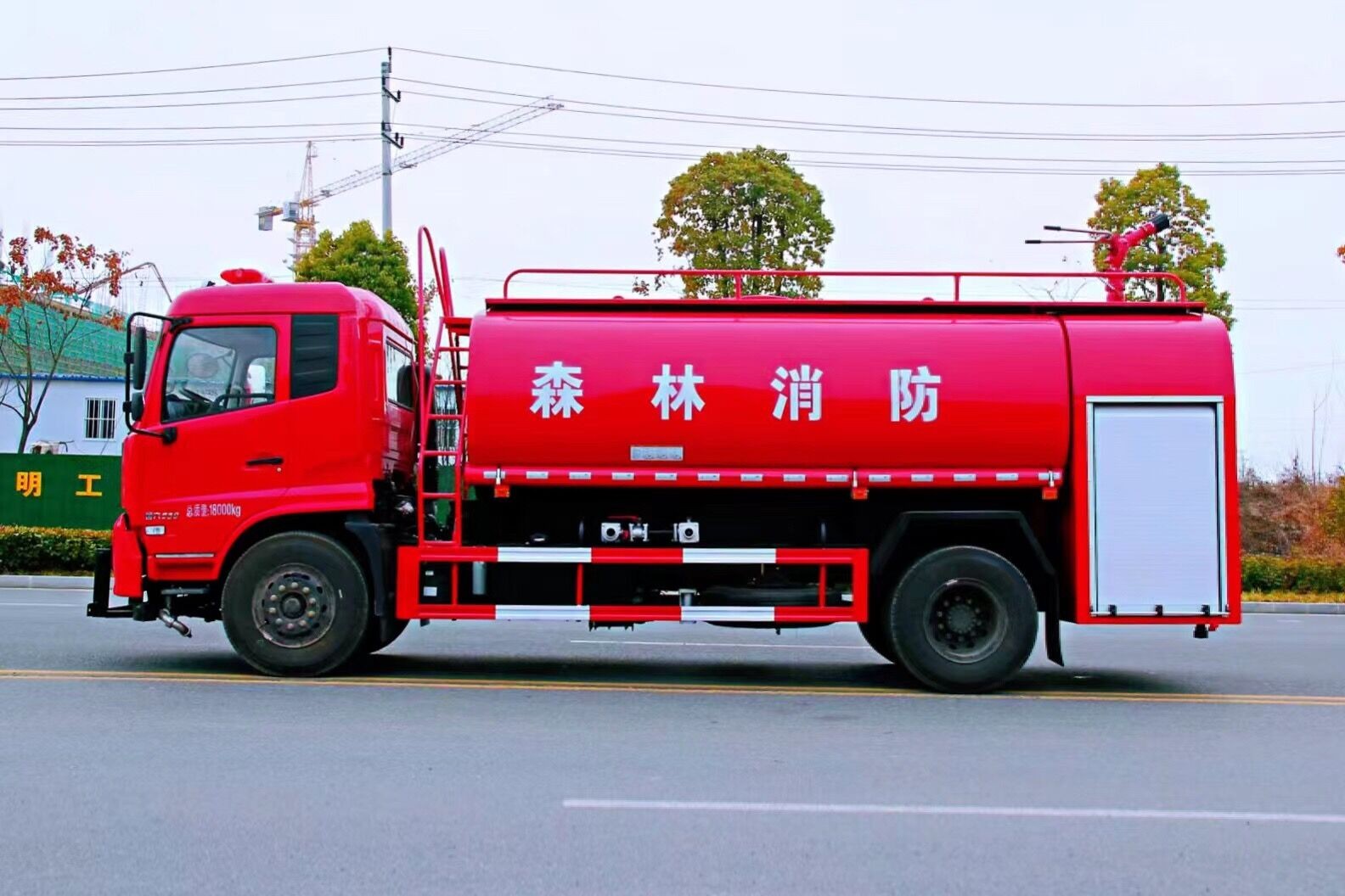 东风天锦消防洒水车